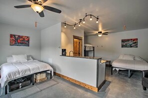 1 chambre, fer et planche à repasser, draps fournis