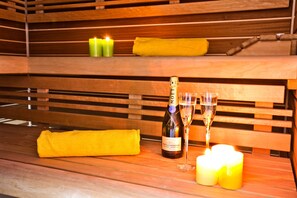 Sauna -  Sala Comacina Residence apartment no 3 with pool and spa by Italian Apartments. (la Comacina)