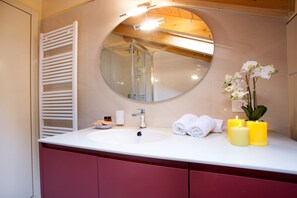Shower, hair dryer, towels -  Sala Comacina Residence apartment no 3 with pool and spa by Italian Apartments. (la Comacina)
