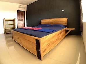 Premium bedding, Select Comfort beds, individually furnished - East Lombok Dive Hotel - Hostel (Labuhan Lombok)