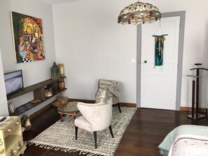 Double Room (Orient) with Fibre-optic | Living area | Flat-screen TV - Aux Rosiers (Salies-de-Bearn)