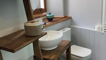 Kamar Double (Orient) | Kamar mandi | Shower, perlengkapan mandi gratis, pengering rambut, dan handuk