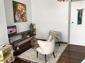 Double Room (Orient) with Fibre-optic | Living area | Flat-screen TV - Aux Rosiers (Salies-de-Bearn)