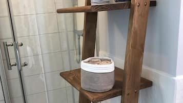 Kamar Double (Orient) | Kamar mandi | Shower, perlengkapan mandi gratis, pengering rambut, dan handuk