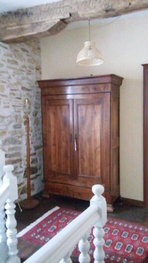 Interior detail - Aux Rosiers (Salies-de-Bearn)