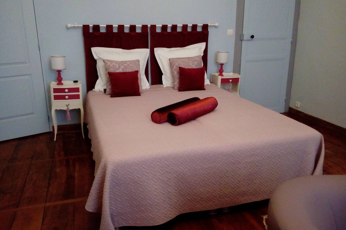 ห้องดับเบิล (Bordeaux) | เครื่องนอนระดับพรีเมียม, เตารีด/โต๊ะรีดผ้า, Wi-Fi ฟรี