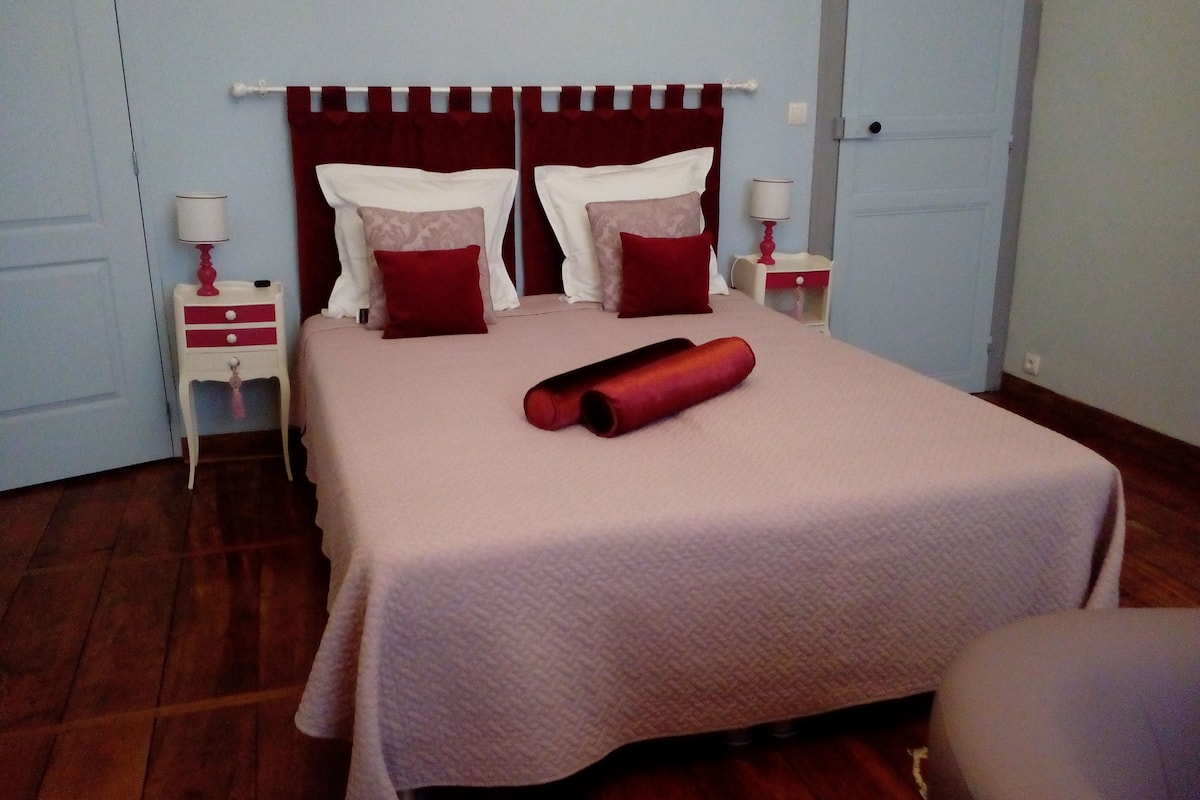 Double Room (Bordeaux) | Peralatan tempat tidur premium, dihias secara berasingan