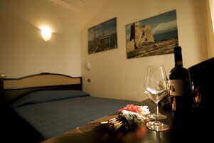 Doppel- oder Zweibettzimmer, Stadtblick | Zimmersafe, Schreibtisch, schallisolierte Zimmer, kostenloses WLAN