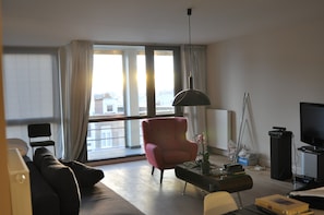 Smart-TV, DVD-Player, Bücher, Stereoanlage