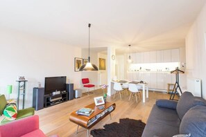 Smart TV, DVD player, books, stereo