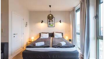 Een bureau, een strijkplank/strijkijzer, reisbedje, gratis wifi