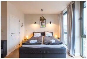 Escritorio, tabla de planchar con plancha, cuna de viaje y wifi gratis 