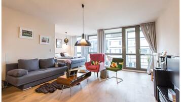 TV connectée, lecteur de DVD, livres, chaßne hi-fi