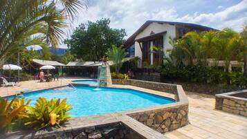 5 outdoor pools, open 9:00 AM to 7:00 PM, pool umbrellas, pool loungers