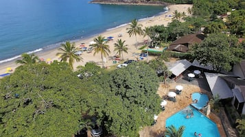 5 albercas al aire libre, sombrillas en la alberca y camastros
