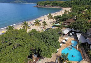 5 สระว่ายน้ำกลางแจ้ง เปิด 9:00 น. ถึง 19:00 น., ร่มริมสระว่ายน้ำ