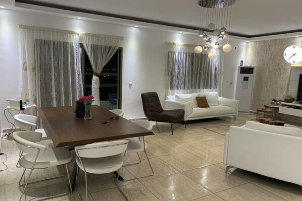 Comfort Villa | In-room dining