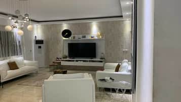 Vila conforto | Área de estar | TV de tela plana 40 polegadas com canais via satélite, TV