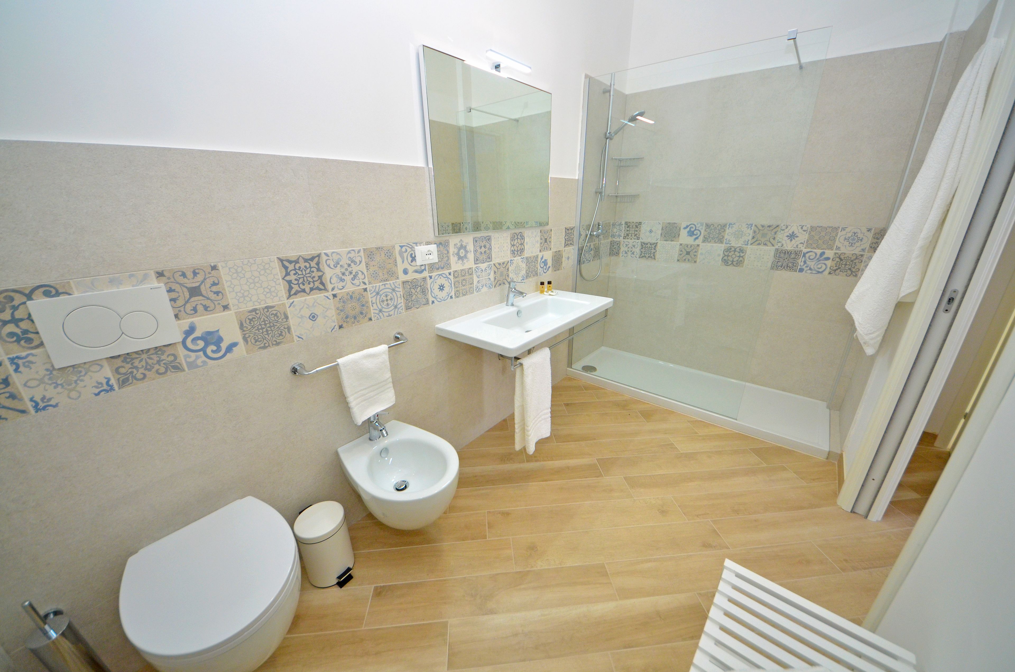 Doppia Standard | Bagno | Doccia, asciugacapelli, bidet, asciugamani