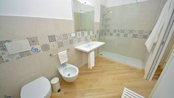 Doppia Standard | Bagno | Doccia, asciugacapelli, bidet, asciugamani