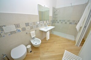Standard-Doppelzimmer | Badezimmer | Dusche, Haartrockner, Bidet, Handtücher