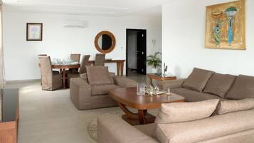 Comfort Villa | Living room | 40-inch flat-screen TV with satellite channels, TV