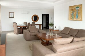 Comfort Villa | Living room | 40-inch flat-screen TV with satellite channels, TV - Résidence Anna 2 T3 (Abidjan)