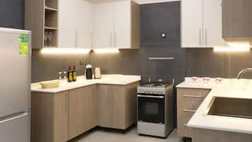 Comfort Villa | Private kitchen | Full-size fridge, microwave, oven, stovetop