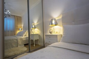 3 عدّة غرف �نوم ومكواة/لوح كي وخدمة الإنترنت وملاءات أسرّة