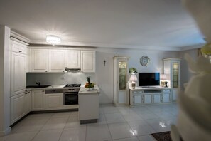 ثلاجة، ميكروويف، فرن، موقد طهي مسطح