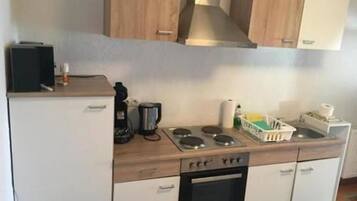 Apartemen (incl. Cleaning Fee 30 EUR) | Dapur kecil pribadi | Lemari es, microwave, oven, dan kompor
