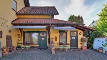 Pintu masuk properti