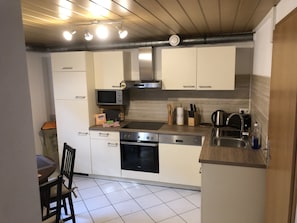 Apartment (incl. Cleaning Fee 25 EUR) | Private kitchen | Fridge, microwave, oven, stovetop