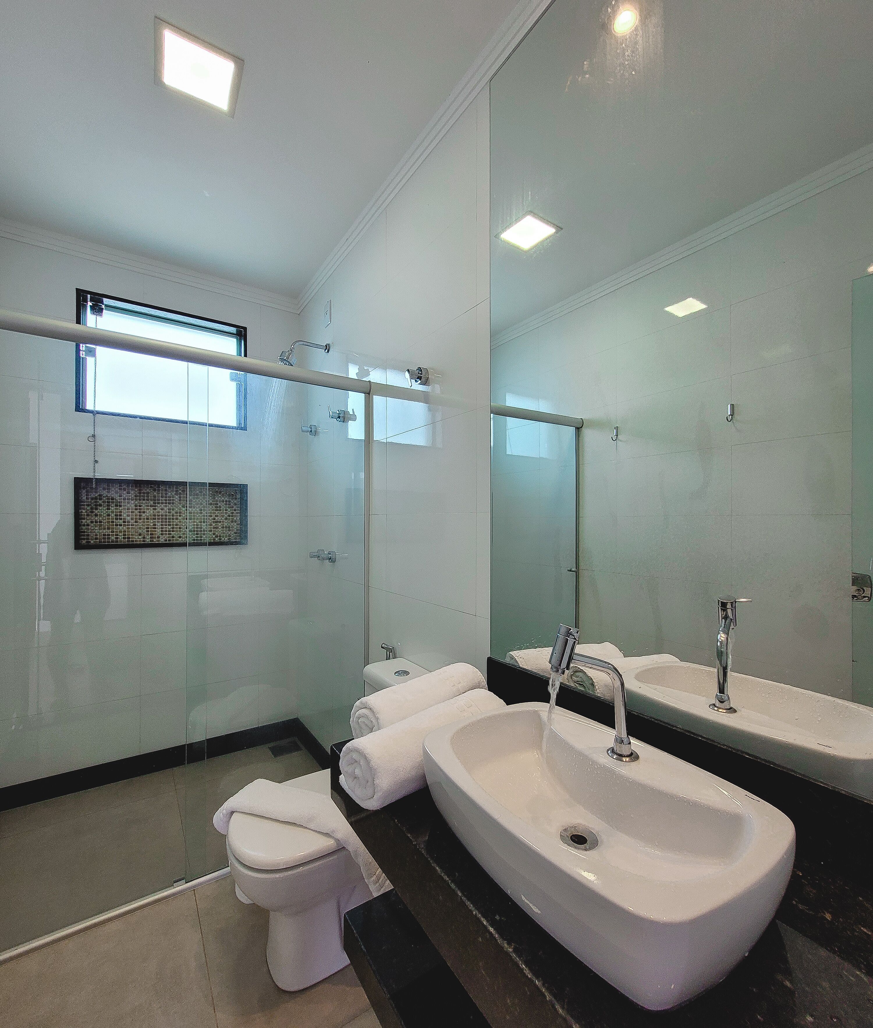 deluxe suite, 1 bedroom, partial lake view, ground floor | bathroom | shower, free toiletries, hair dryer, towels