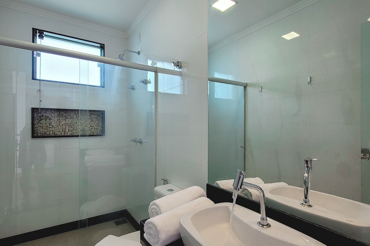 deluxe suite, 1 bedroom, partial lake view, ground floor | bathroom | shower, free toiletries, hair dryer, towels