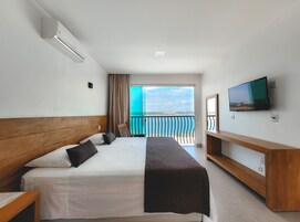 Suíte superior, 1 quarto, vista parcial para o lago | 1 quarto, frigobar, cortinas blackout, Wi-Fi de cortesia