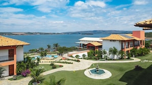 A resort with a pool, a fountain, and a view of the sea. - Riviera Capitólio Hotel (Capitólio)