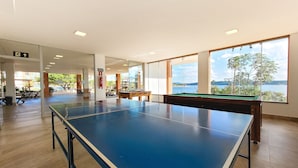 A billiards table in a well-lit indoor area with large windows offering a scenic view. - Riviera Capitólio Hotel (Capitólio)