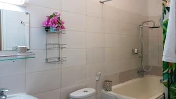 Comfort Villa | Bathroom | Separate bathtub and shower, rainfall showerhead, free toiletries