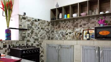 Comfort Villa | Private kitchen | Fridge, microwave, oven, stovetop