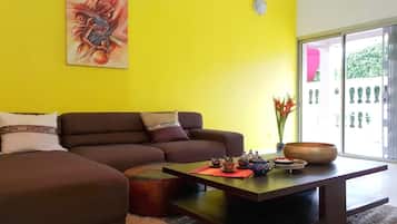 Comfort Villa | Living area | 40-inch flat-screen TV with satellite channels, TV