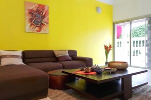 Comfort Villa | Living area | 40-inch flat-screen TV with satellite channels, TV - Residence Anna T3 (Abidjan)