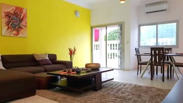 Comfort Villa | Living area | 40-inch flat-screen TV with satellite channels, TV
