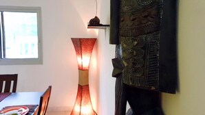 コンフォート ヴィラ | 客室内のダイニングエリア