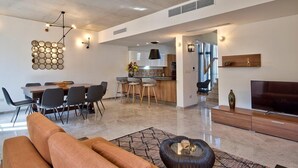 Ático, 3 habitaciones | Zona de estar