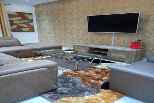 Luxe appartement | Woonruimte | Een 40-inch flatscreentelevisie met satellietzenders en televisie