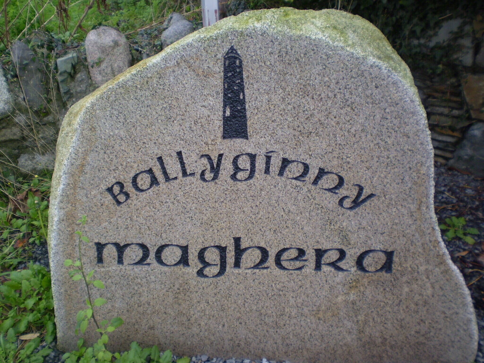 Una piedra con la inscripción "Ballyginny Maghera".