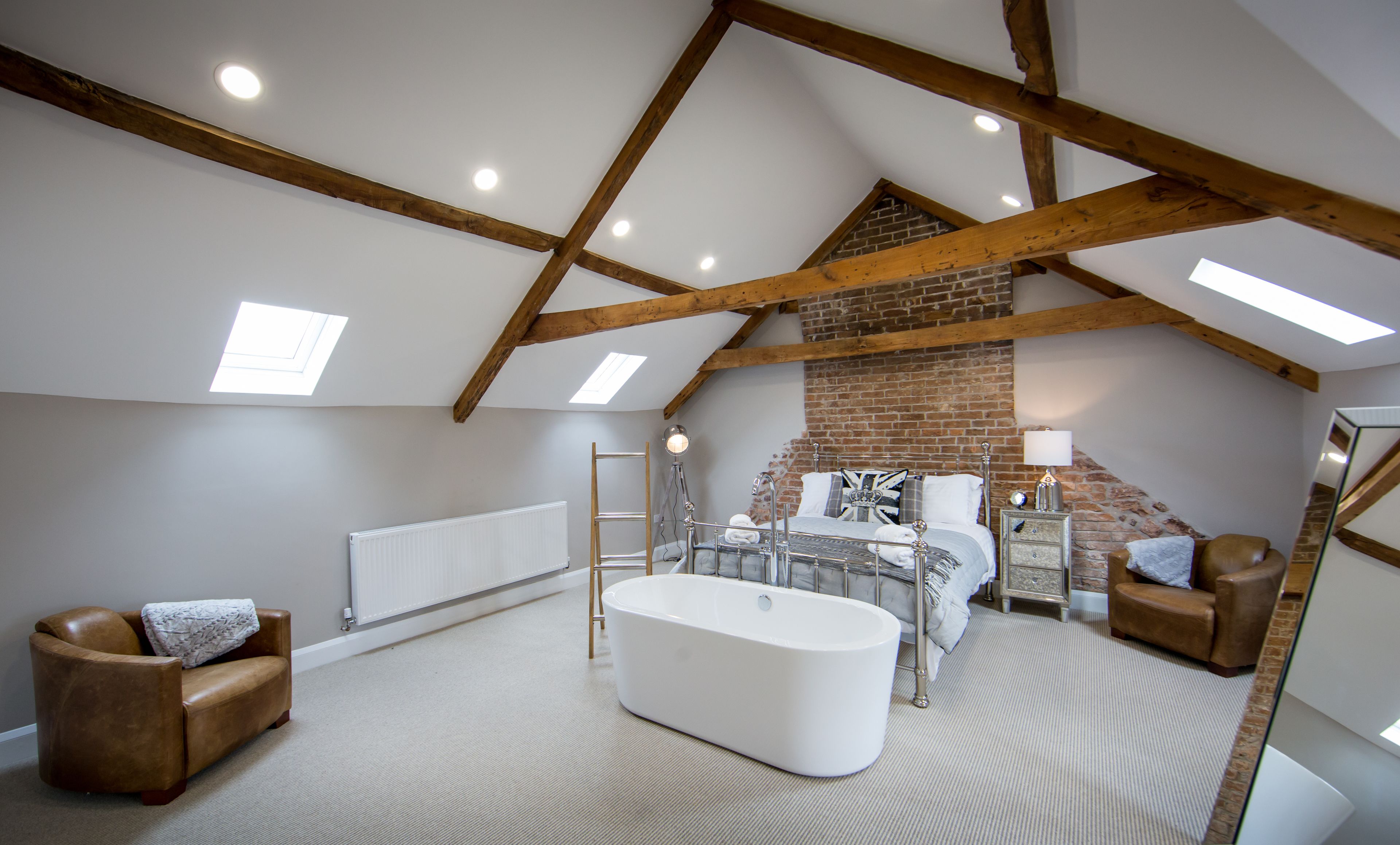 مكتب وتجهيزات عازلة للصوت ومكواة/لوح كي وواي فاي مجانًا