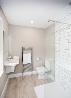 Redhill (Private External Bathroom) | Bathroom | Free toiletries, hair dryer, towels - Darlington Arms (Bristol)