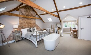 The Loft Room | Desk, soundproofing, iron/ironing board (on request), WiFi (free) - Darlington Arms (Bristol)